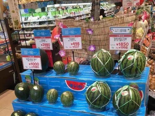 台湾艺人吃瓜图片,意外捕捉娱乐圈幕后趣闻