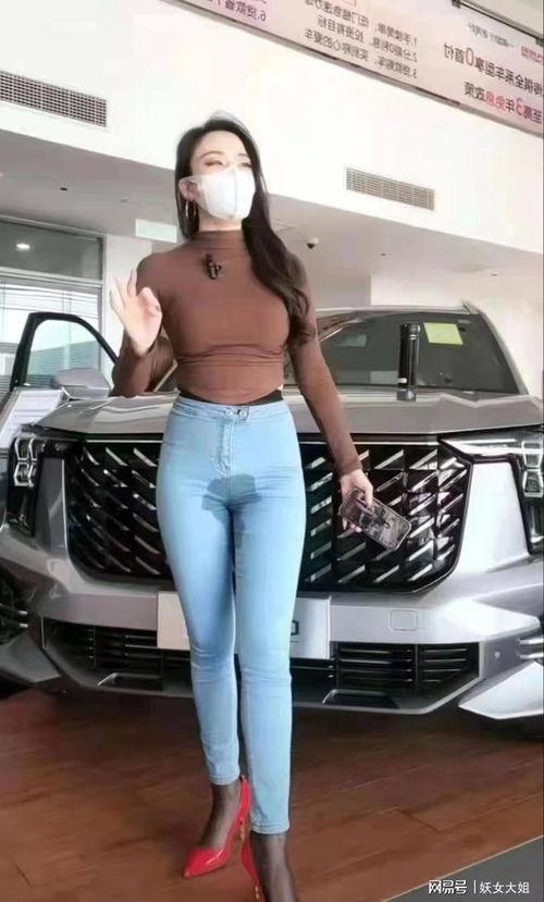 直播吃瓜女开车,竟因开车直播引发热议