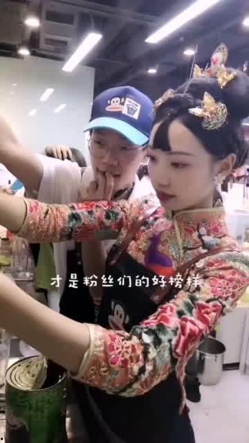 重庆女骑吃瓜,一场网络热议的美食与话题碰撞