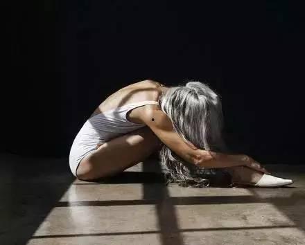 瑜伽少女吃瓜,一场身心愉悦的瑜伽与美食之旅